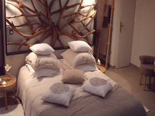 le lit de la chambre avec jacuzzi carpe noctem