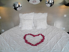 le lit rond avec pétals de rose