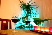 verres de vin rouges sur la table