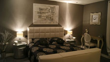 le lit avec la décoration de la suite avec jacuzzi soft situer france 