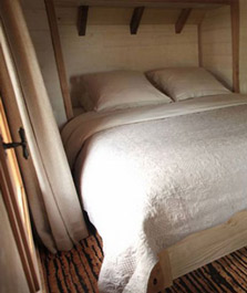 le lit de la cabane milandes avec jacuzzi
